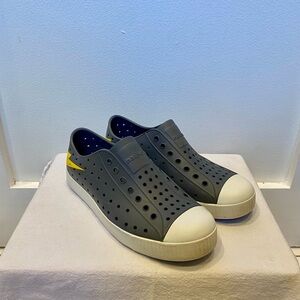 Native Shoes Kids Gray Sneakers with Yellow Lightening Bolt - size 3